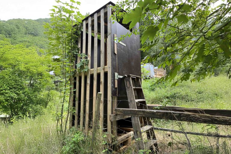Mehr über den Artikel erfahren Unser Kompostklo als Trocken-Trenntoilette ist fertig!