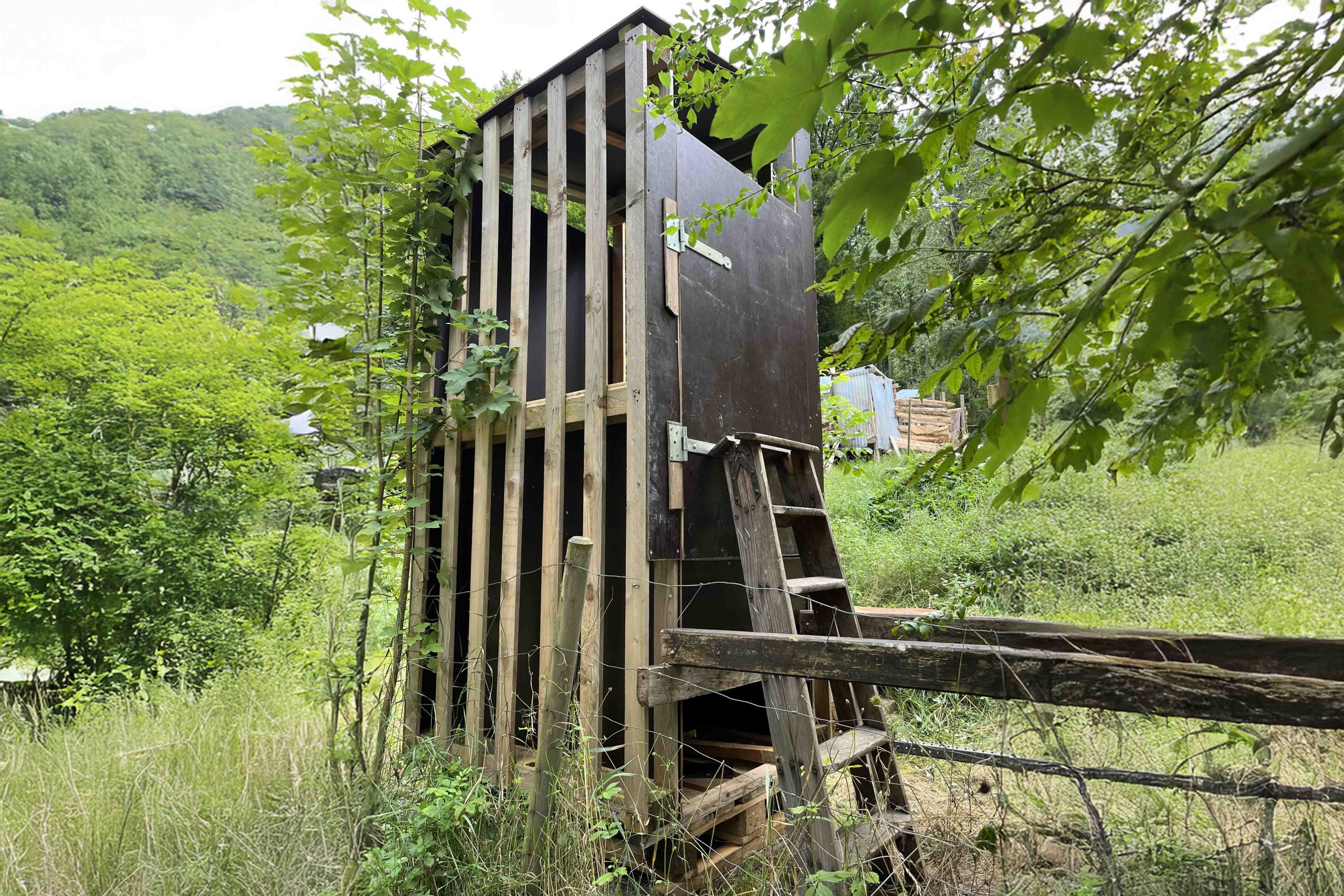 Du betrachtest gerade Unser Kompostklo als Trocken-Trenntoilette ist fertig!