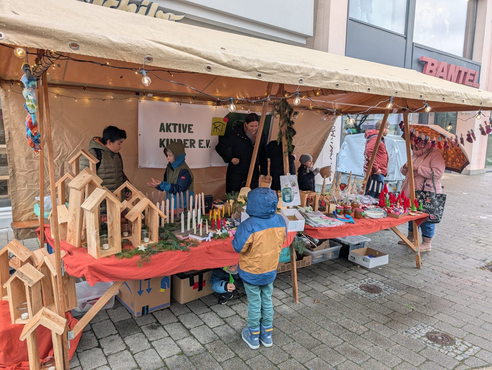 Du betrachtest gerade Weihnachtsmarkt der Vereine – trotz Regen ein voller Erfolg!